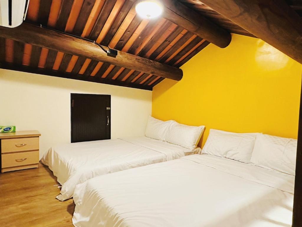 Postel nebo postele na pokoji v ubytování 時光旅舍古厝一館