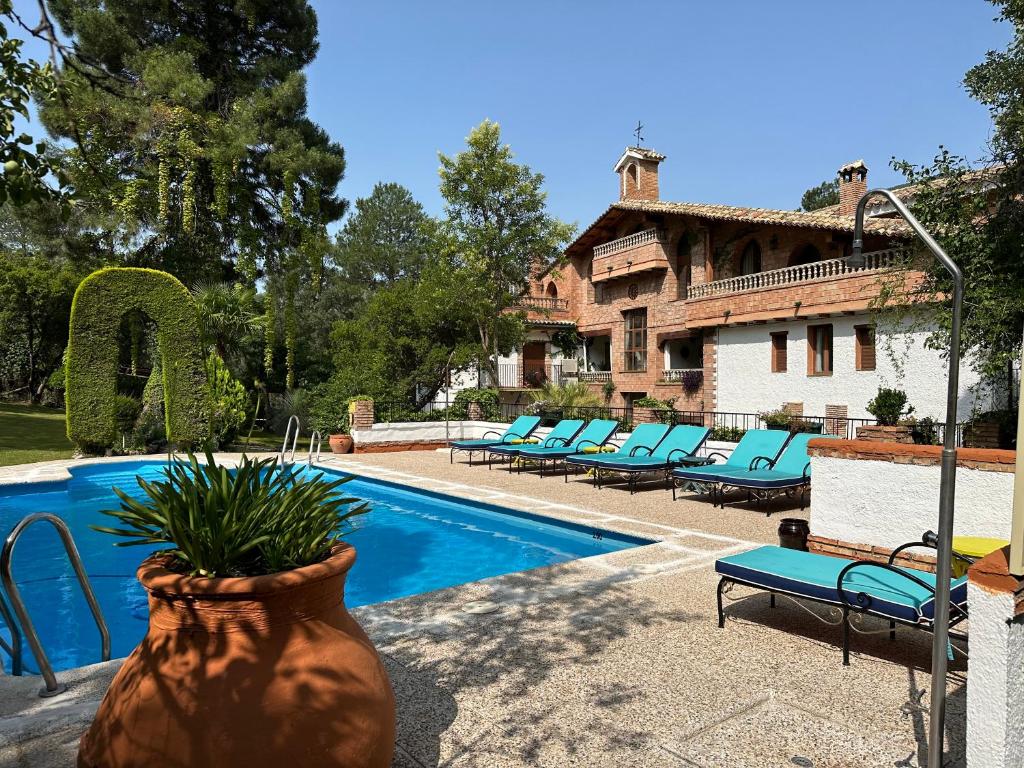 Villa con piscina y casa en Hotel Rural Convento Santa Maria de la Sierra, en Arroyo Frío