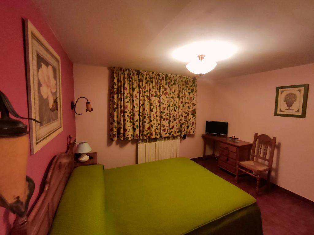 TV a/nebo společenská místnost v ubytování Hostal Las Grullas