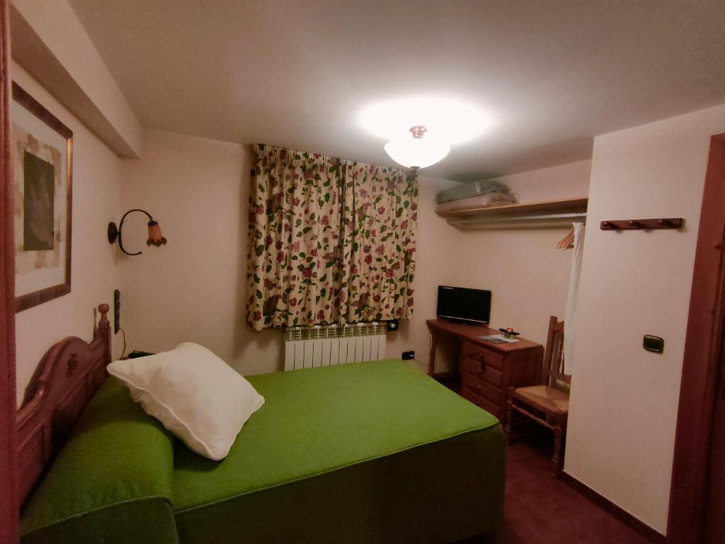 TV a/nebo společenská místnost v ubytování Hostal Las Grullas