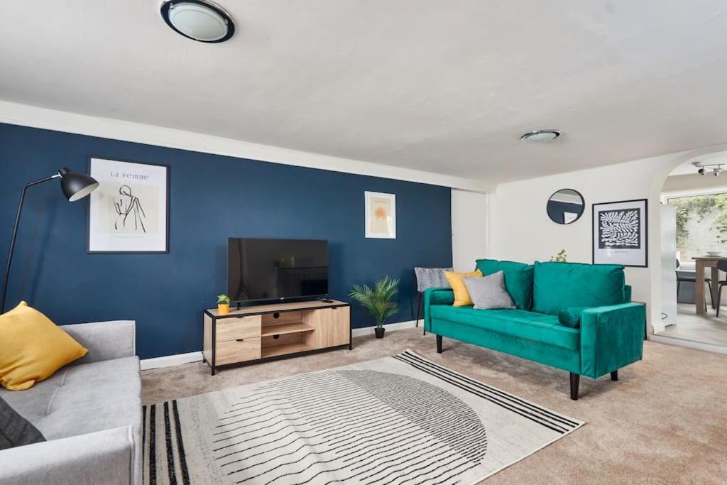 un soggiorno con divano verde e TV di Comfortable house by the coast a Redcar
