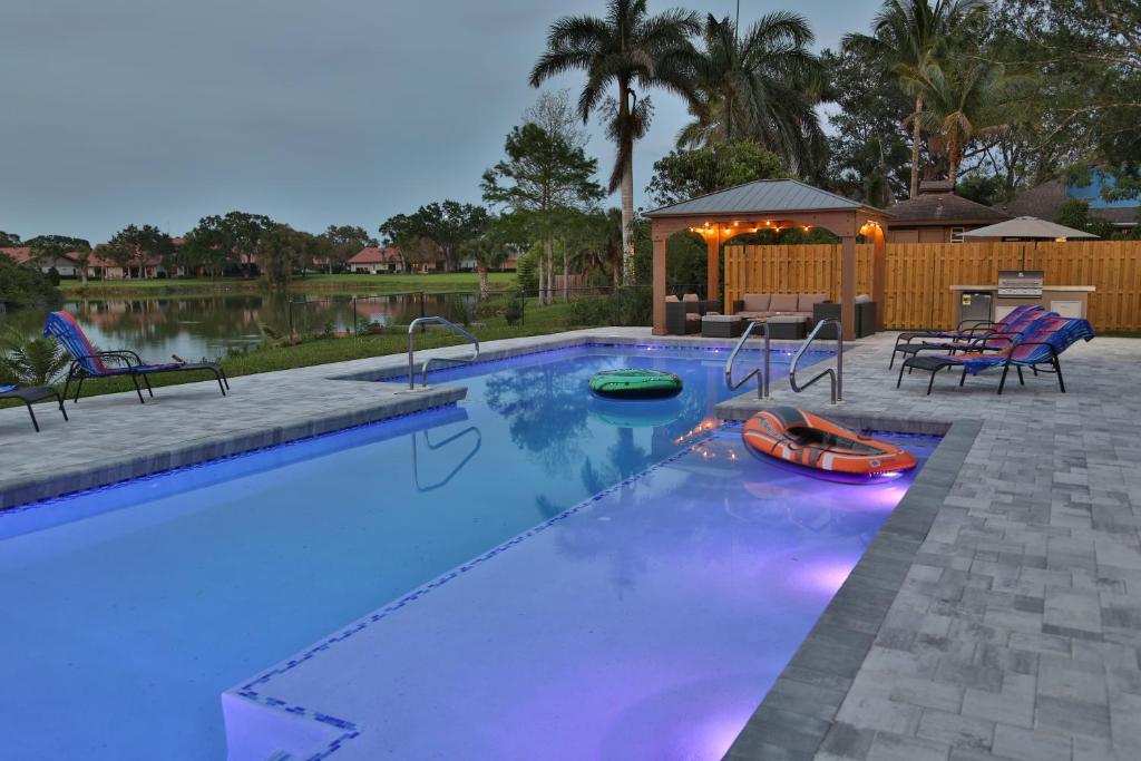 Poolen vid eller i närheten av Lakefront Getaway in Sunny Florida with Heated Pool