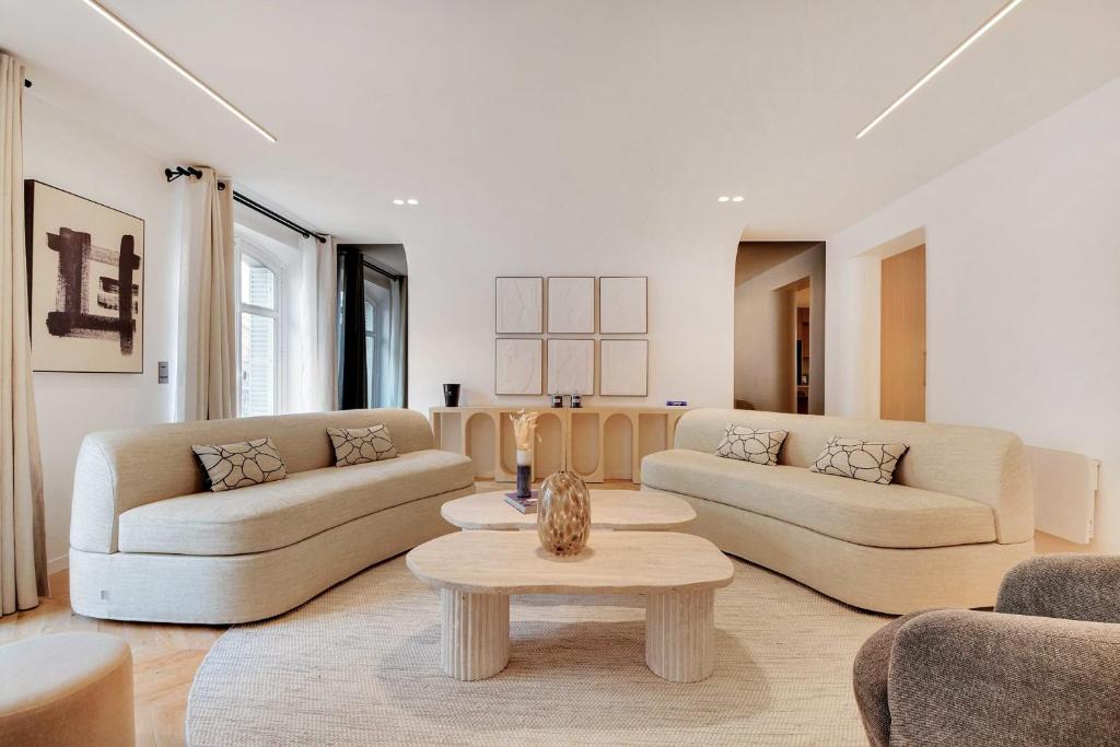un salon avec deux canapés et une table dans l'établissement Incredible flat - 4 BR-10P - Matignon - Champs Elysées, à Paris