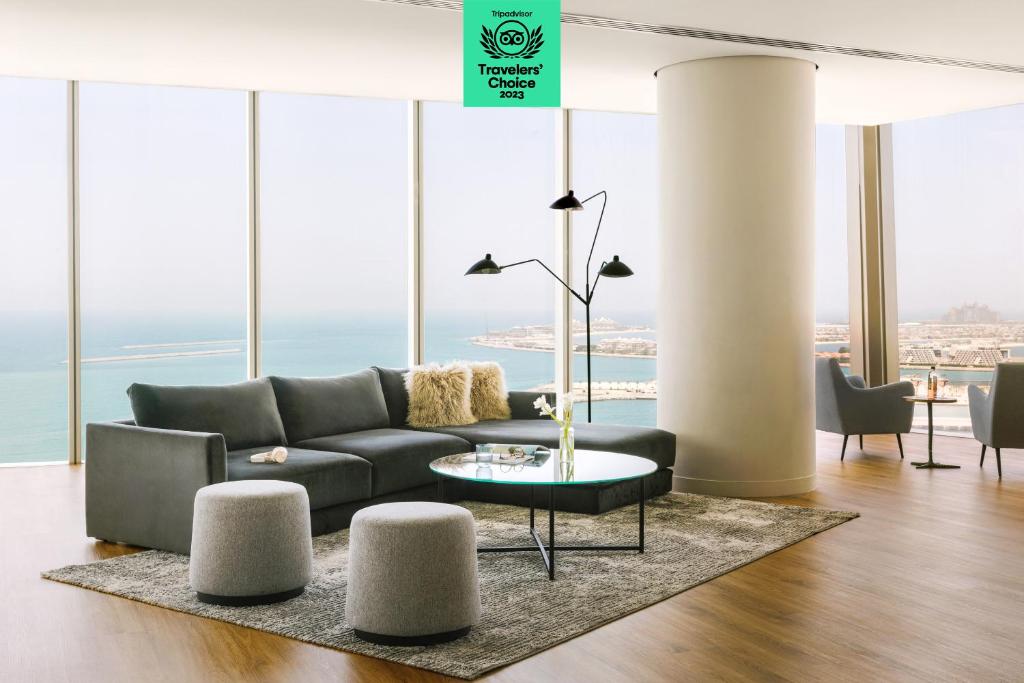 - un salon avec un canapé et une table dans l'établissement Sonder at JBR The Walk, à Dubaï