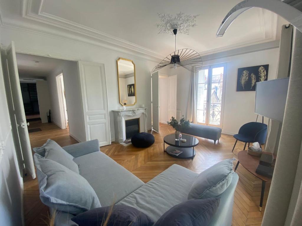 a living room with a couch and a fireplace at Le grand Michelet centre de tours in Tours