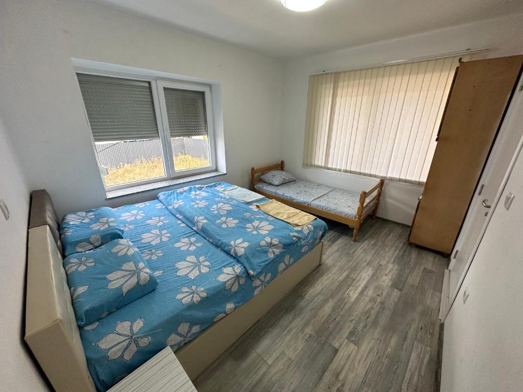 GOT Prishtina Hostel في بريشتيني: غرفة نوم صغيرة بها سرير ونافذة