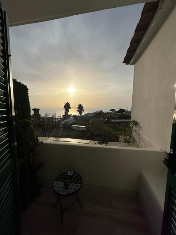 uma vista para o pôr-do-sol a partir da varanda de uma casa em B&B il Rio em Anacapri