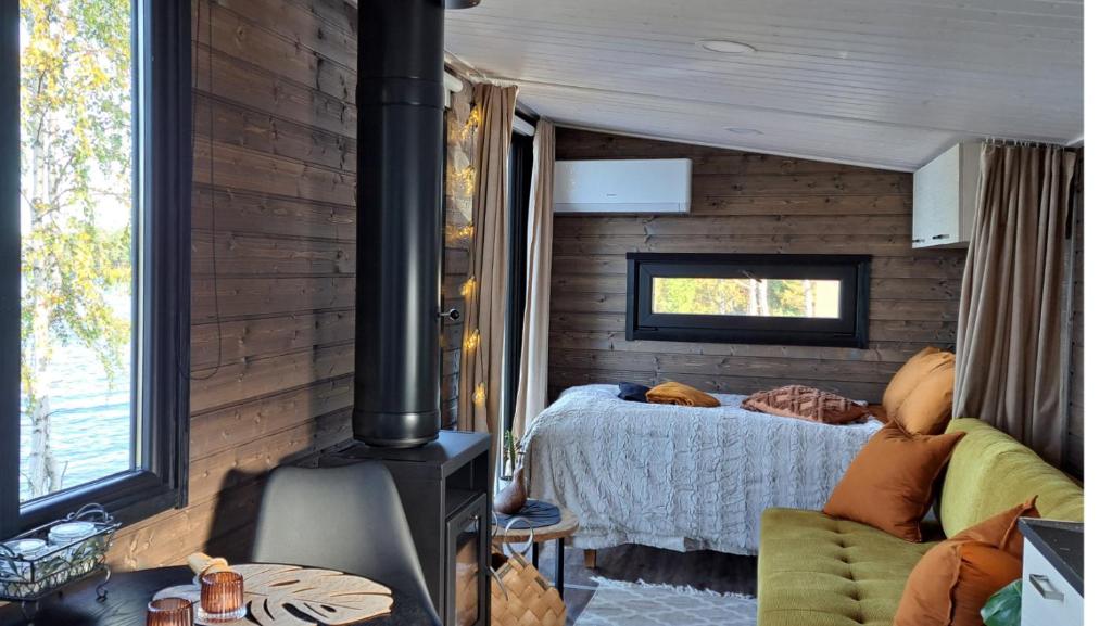 Meltosjärvi的住宿－Arctic Circle Beach House，一间带壁炉的卧室和一张位于客房内的床