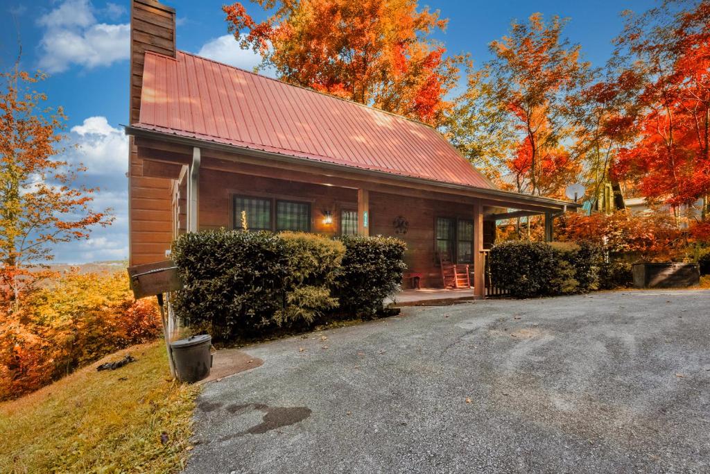 una casa con techo rojo y entrada en Baloo's Bungalow en Gatlinburg