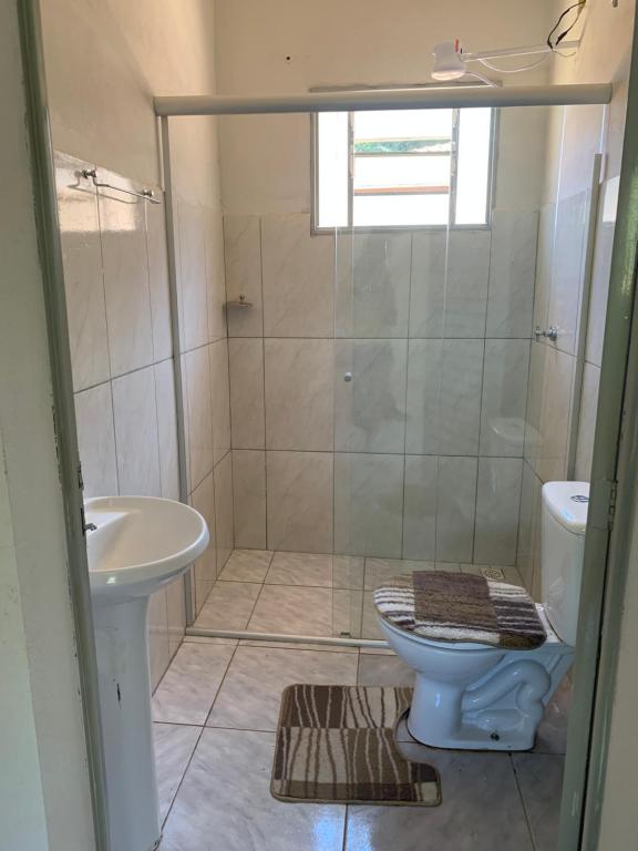 een badkamer met een toilet en een wastafel bij Casa Califórnia in Lindóia