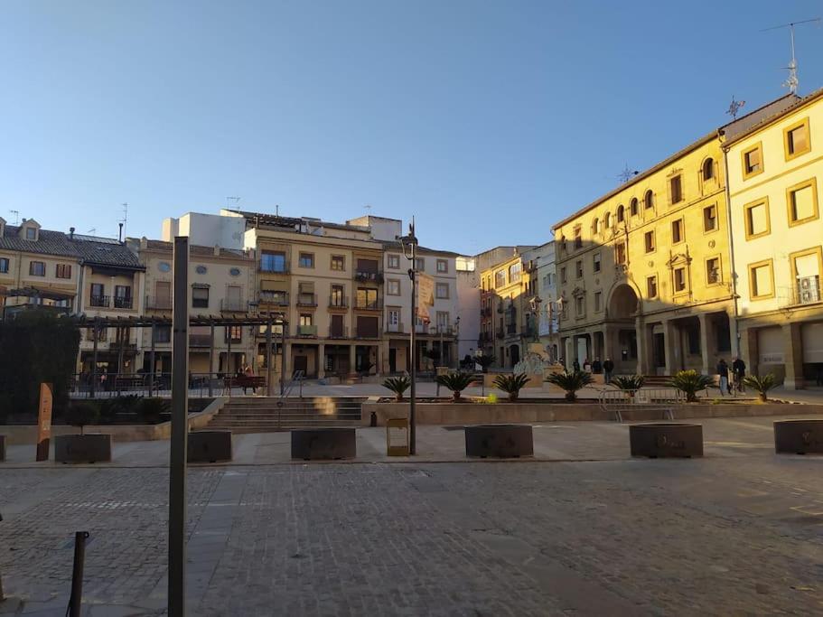 una plaza de la ciudad con edificios y una calle con bancos en Casa turística en pleno centro de Úbeda, en Úbeda