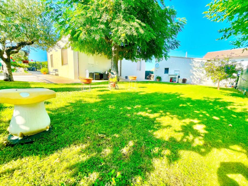 a yellow bench sitting in the middle of a yard at casa vacanze lido riccio in Ortona