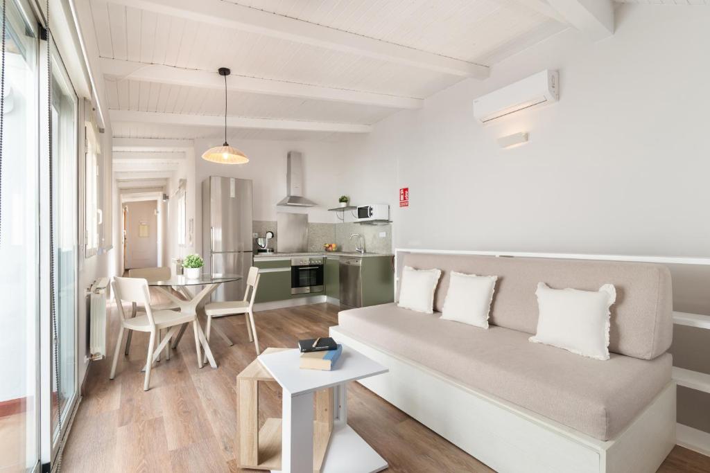 een woonkamer met een bank en een tafel bij Roisa Centro in Madrid