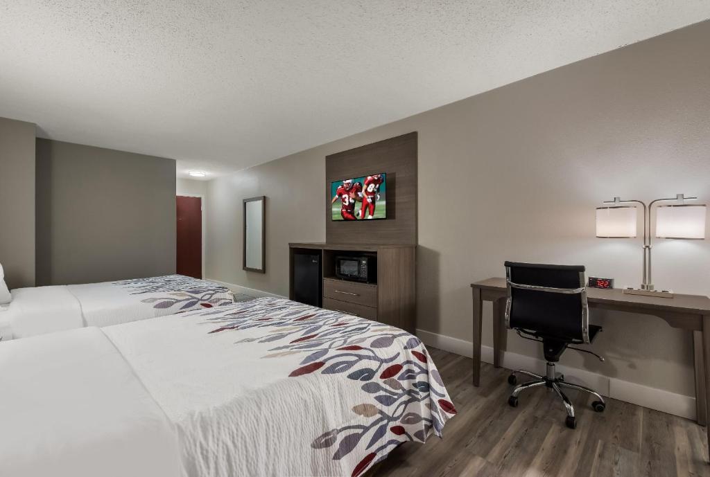 Habitación de hotel con cama, escritorio y ordenador en Red Roof Inn & Suites Vineland - Buena, en Buena