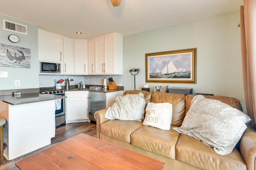 Η κουζίνα ή μικρή κουζίνα στο Pool and Ocean Views Beachfront Condo in Galveston