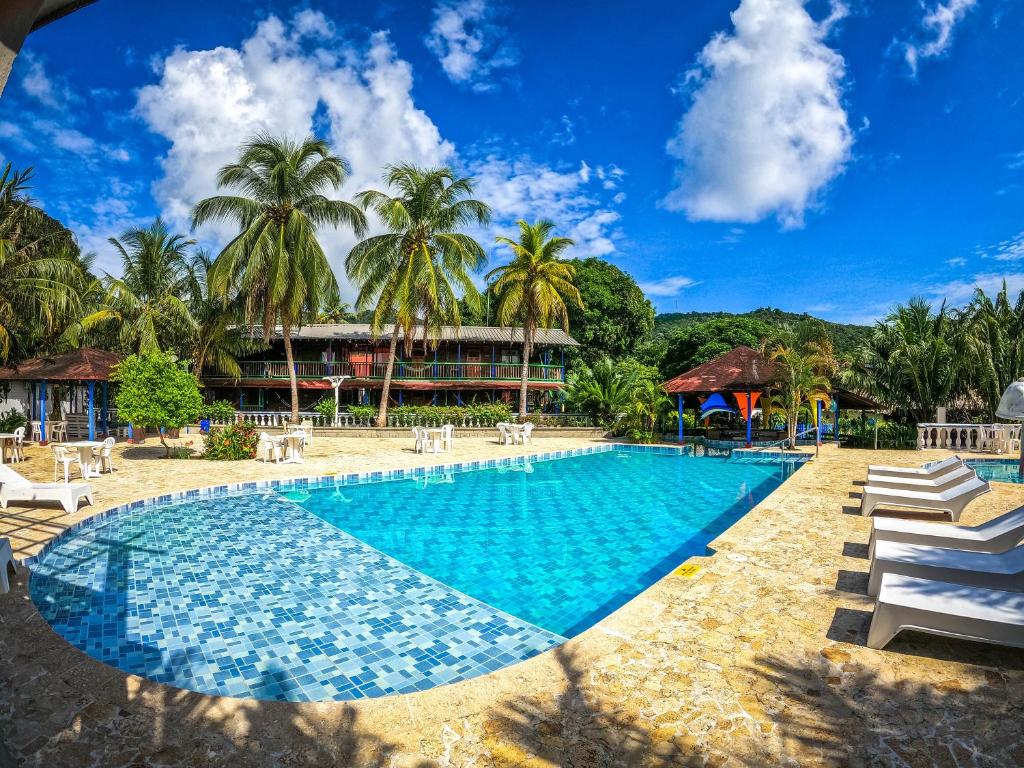 una piscina con sedie e un resort di Tacarcuna Lodge a Capurganá