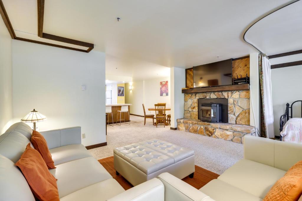 Χώρος καθιστικού στο 1 Mi to Trail WFH-Friendly Incline Village Condo!