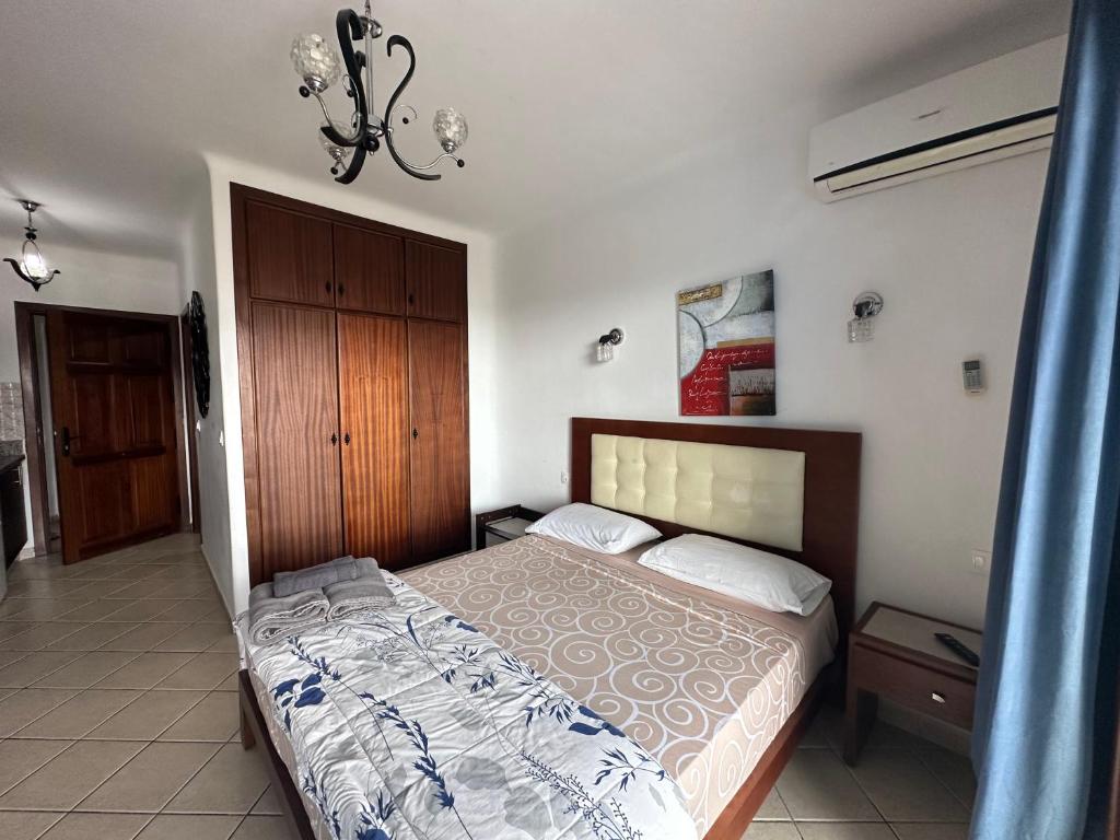 a bedroom with a bed and a chandelier at Appart-Hotel cabo dream in Cabo Negro