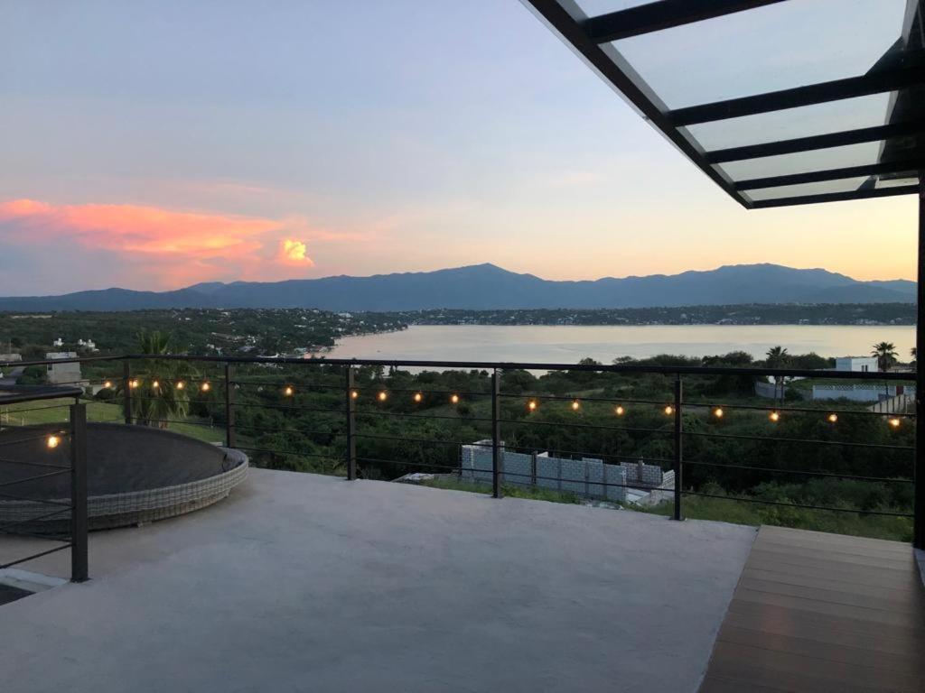 特誇斯奎克蒂恩的住宿－La Casa de Teques，日落时从阳台上欣赏到水景