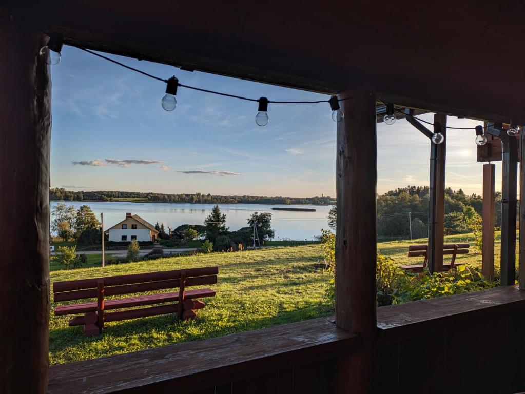 widok na jezioro z okna budynku w obiekcie Viesu māja Kolnā pie Adamovas ezera. 