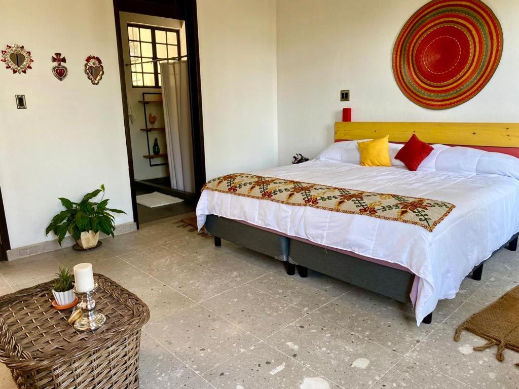 1 dormitorio con 1 cama grande en una habitación en Casa Flora 32, en Mixquiahuala