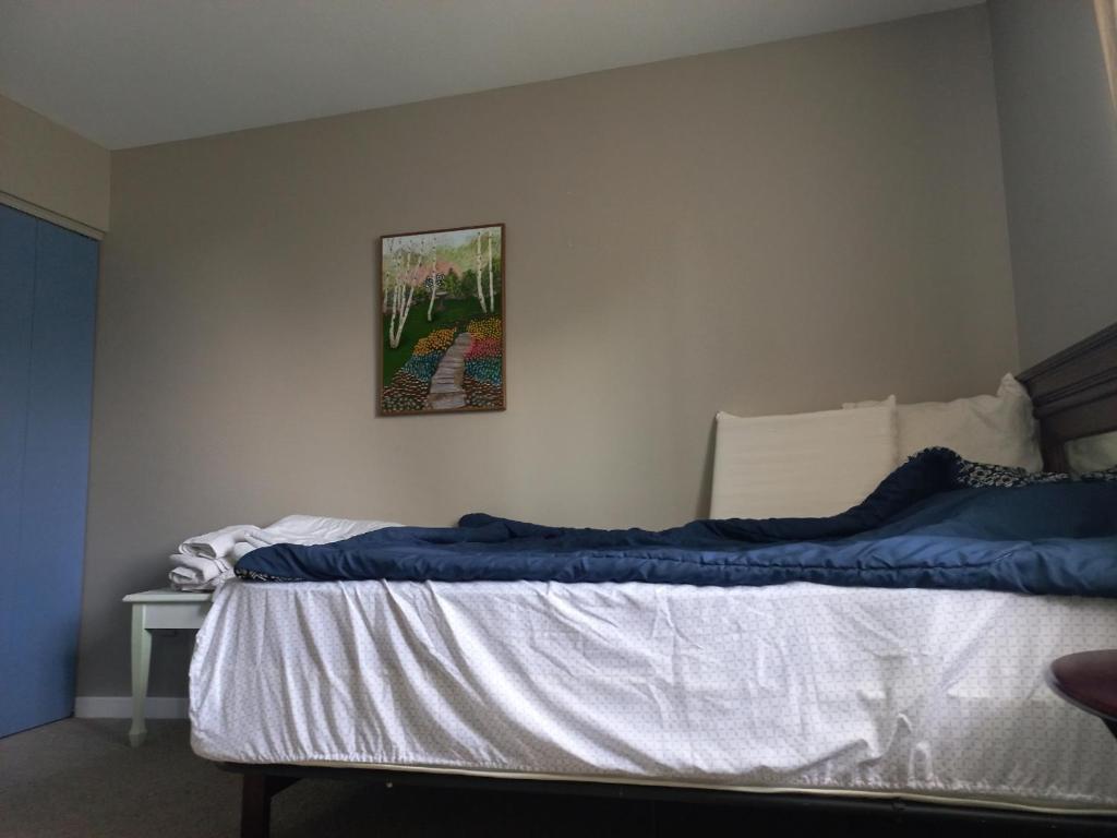 uma cama num quarto com uma fotografia na parede em Sunshine Bayridge em Kingston