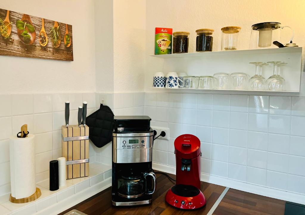 a kitchen with a coffee maker on a counter at AyCatcherHomes Top Lage charmante Atmosphäre in ruhiger Altstadt Marburgs Apartment Sirius in Marburg an der Lahn