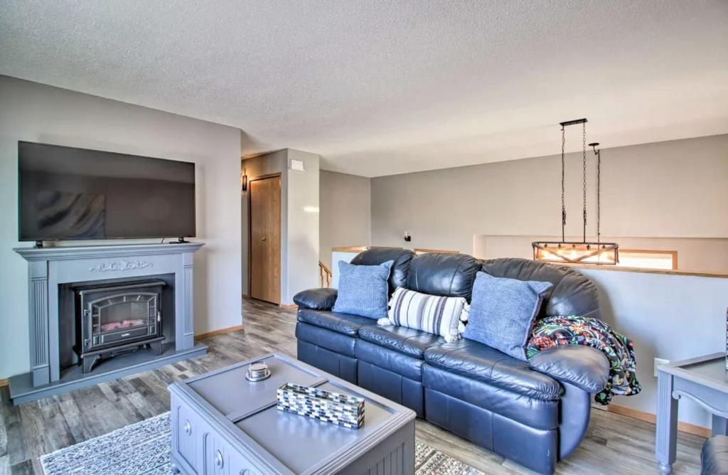 Welcoming West Fargo Retreat w Backyard - Casa De Vacaciones