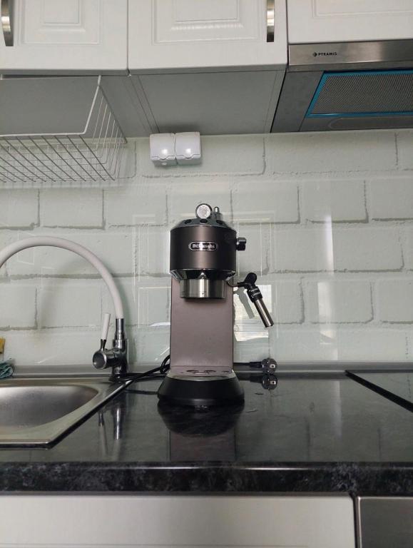 A kitchen or kitchenette at Mountain View Apartment 1 + Parking