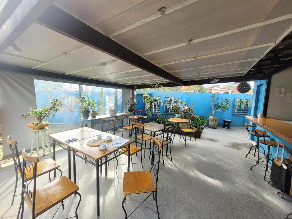 a restaurant with tables and chairs in a room at Pousada Cielo Blu in Búzios