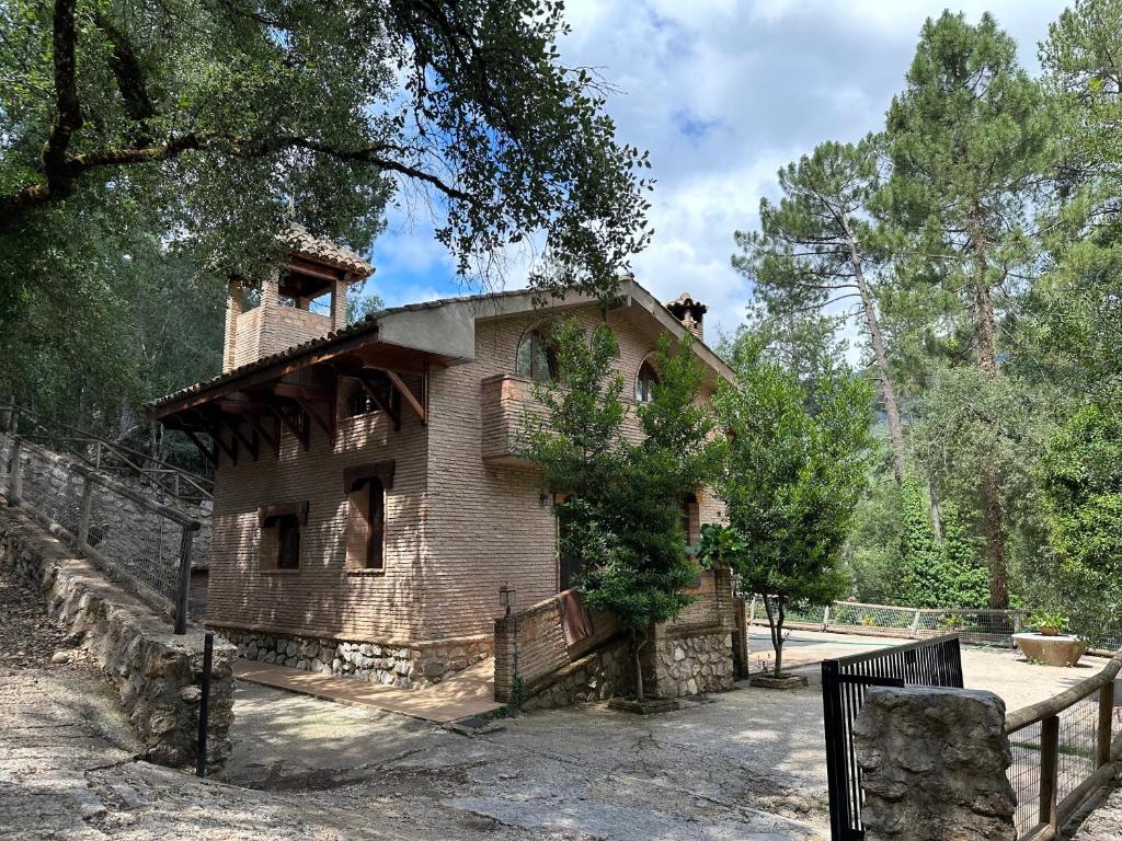 アロヨ・フリオにあるCasa Rural Ermita Santa Maria de la Sierraの塀が敷かれた古いレンガ造り