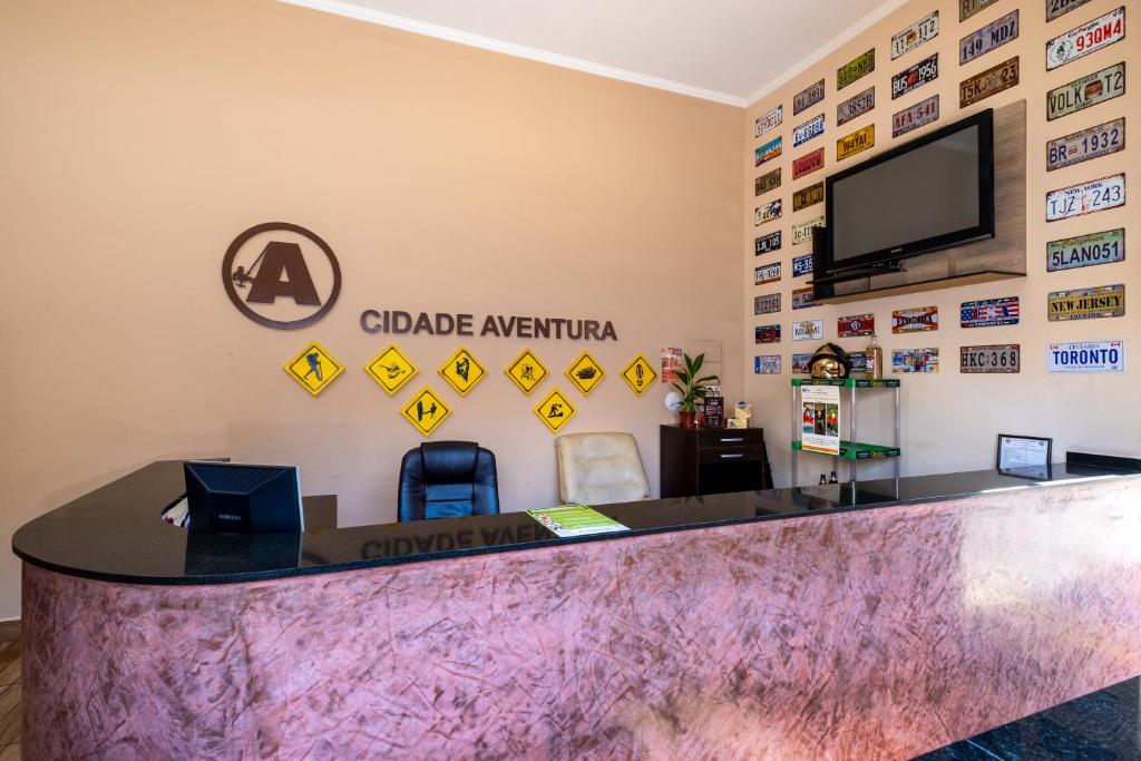 an emergency room with a large counter with a sign on the wall at Hotel Cidade Aventura in Socorro