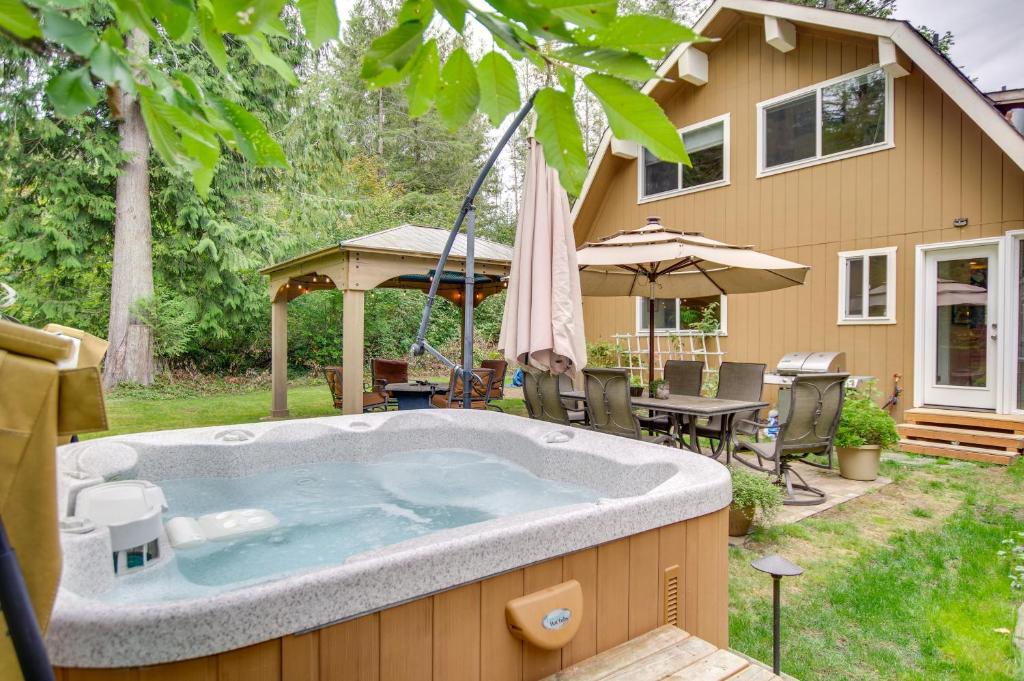 a hot tub in the backyard of a house at Swim, Hike and Fish Owls Nest Gold Bar Cabin in Gold Bar