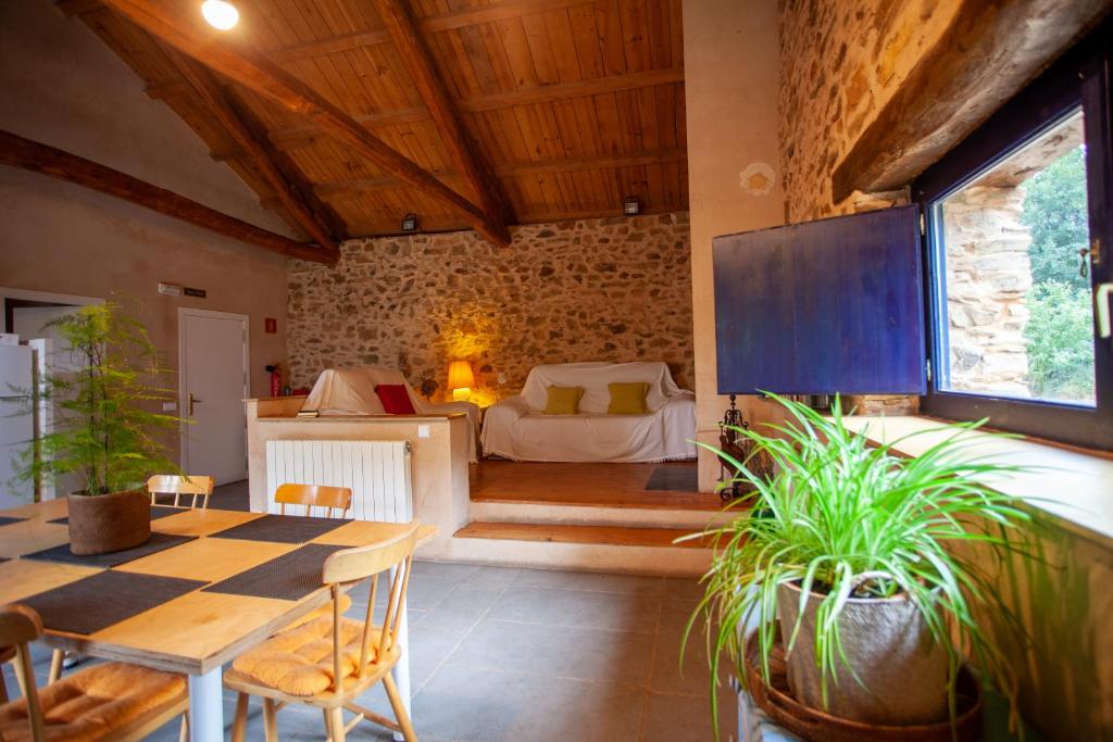 um quarto com uma mesa e uma cama ao fundo em CASA COLOMBA em Santa Colomba de Somoza
