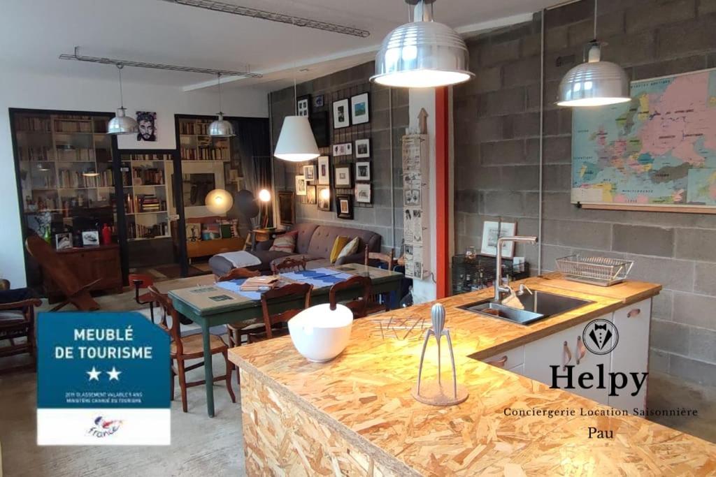 - une cuisine avec un comptoir, un évier et une table dans l'établissement Loft - Clim - Park - 5mn from the heart of town, à Pau
