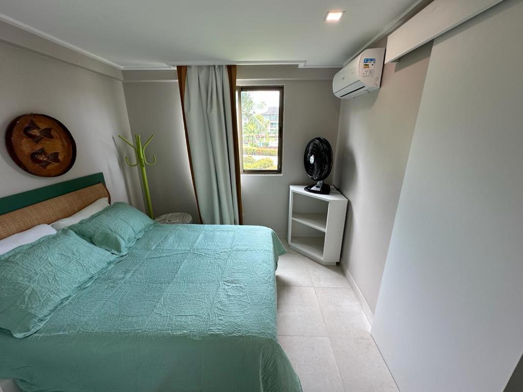 - une chambre avec un lit vert et une fenêtre dans l'établissement Porto de Galinhas-Muro Alto Resort, à Porto de Galinhas