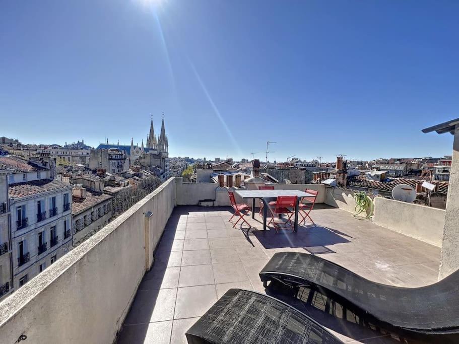 d'un balcon sur le toit avec une table et des chaises. dans l'établissement Très Agréable T2 - Lumineux-Toit Terrasse-Centre, à Marseille