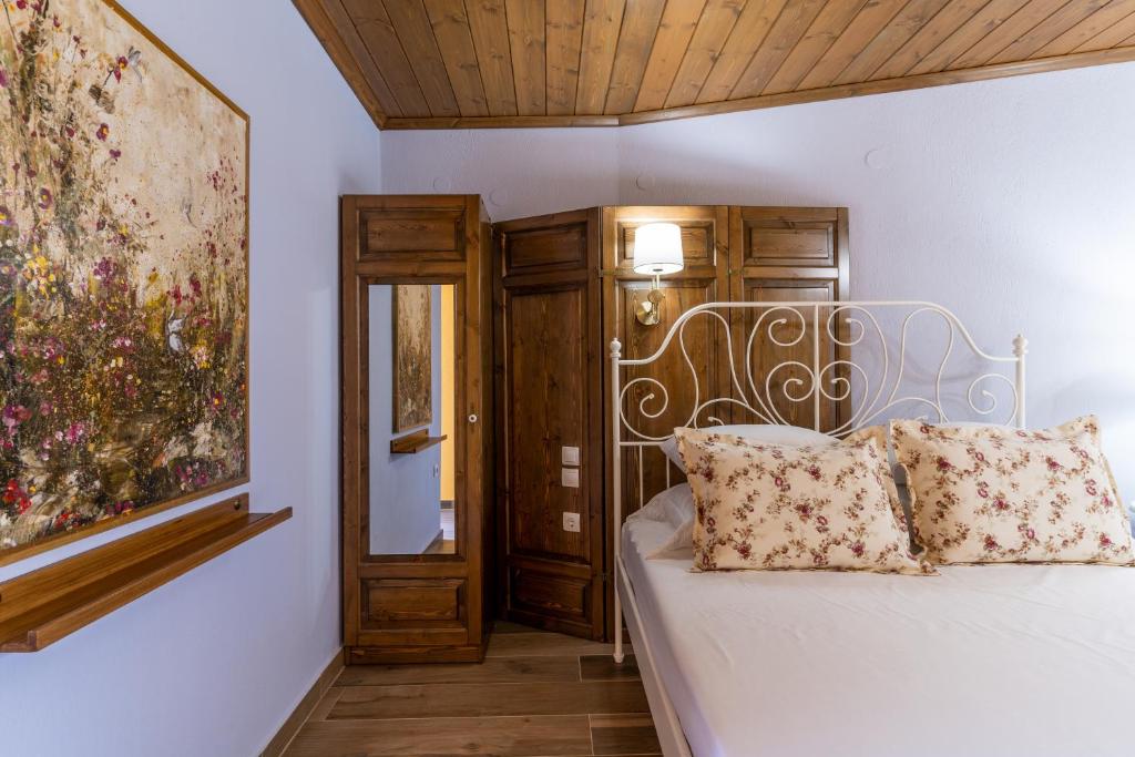 Postel nebo postele na pokoji v ubytování Ξενώνας Τ’Αρχοντικό