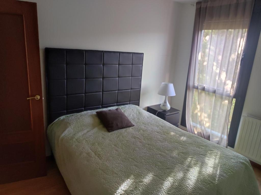 um quarto com uma cama grande e uma janela em Precioso Dúplex con terraza Vut 47-91 