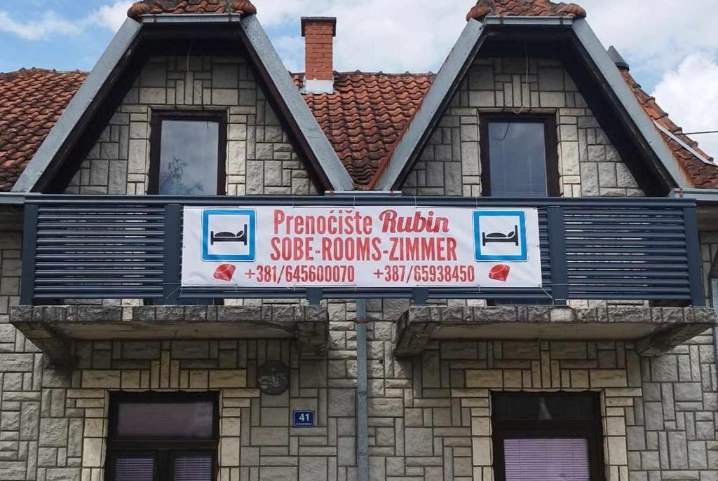 ein Gebäude mit einem Schild an der Seite in der Unterkunft Prenoćište Rubin 