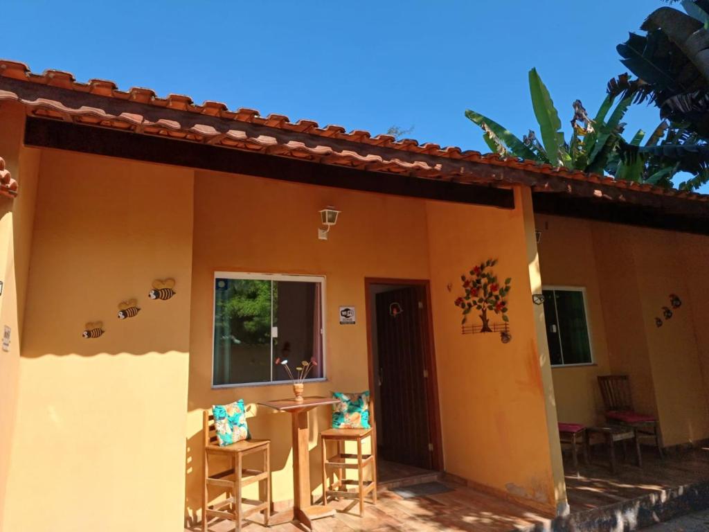 Casa con patio, mesa y sillas en Recanto das Flores, en Itatiaia