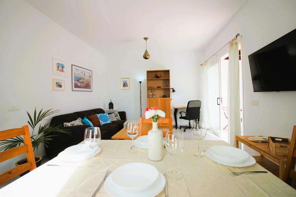 TV a/nebo společenská místnost v ubytování Casa Tabaiba con jardín y barbacoa