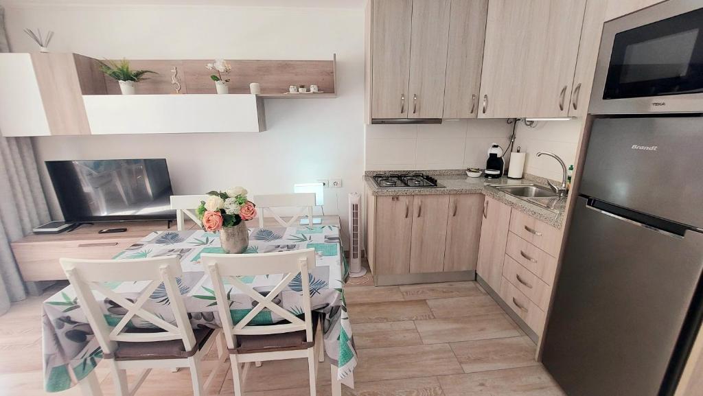 Kuchyň nebo kuchyňský kout v ubytování Apartamento Margarita con piscina en Playa Honda, Playa las Américas