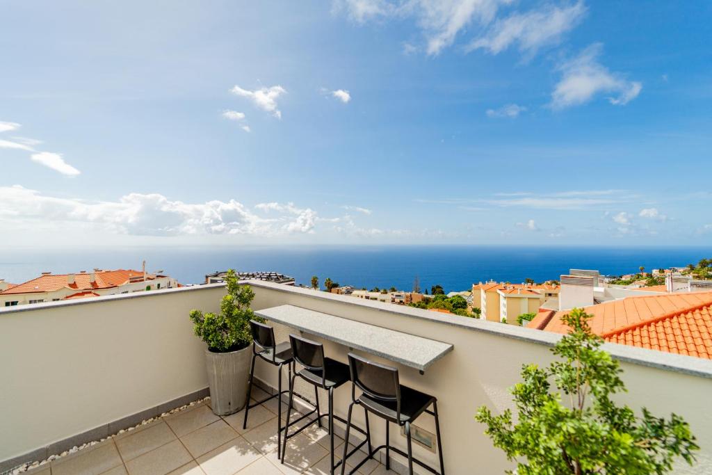 d'un balcon avec des chaises et une vue sur l'océan. dans l'établissement Garajau Ocean Garden View, à Caniço