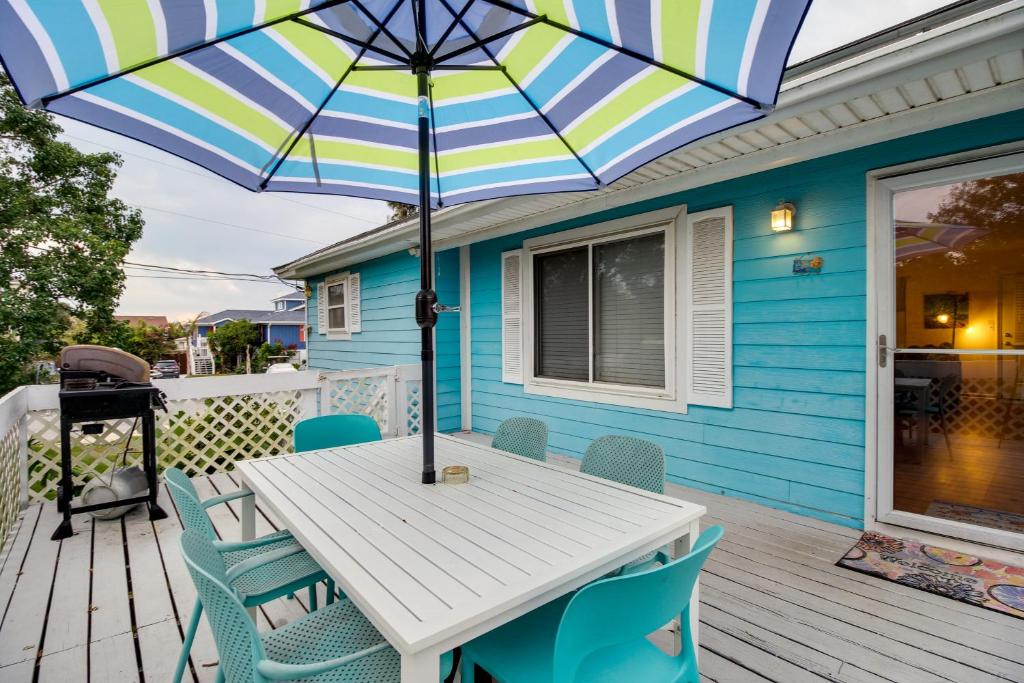 stół z parasolem na pokładzie w obiekcie Tybee Island Beach House with Deck and Game Room w mieście Tybee Island