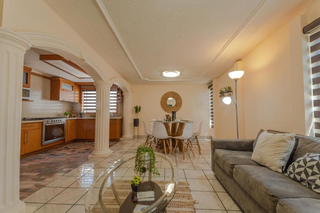 a living room with a couch and a table at Casa Elefante hermosa y Centrica in Chihuahua