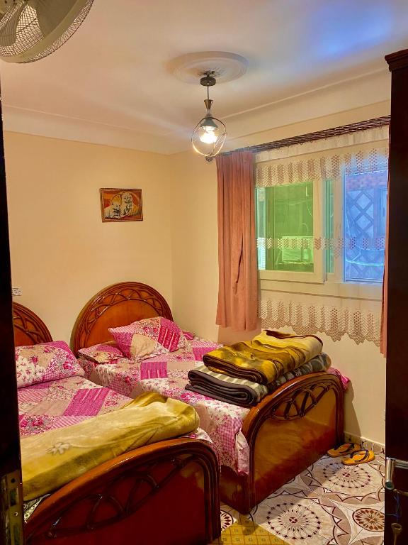Postel nebo postele na pokoji v ubytování Comfort 2 steps Side Sea view serviced apartment near montaza palace and Easy access to all Sites è AC ,WIFI, Security