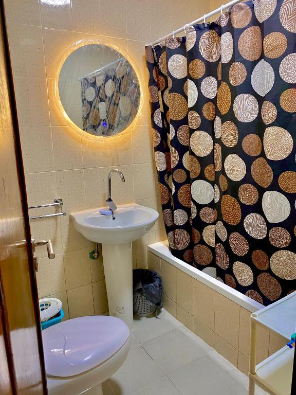 Koupelna v ubytování Comfort 2 steps Side Sea view serviced apartment near montaza palace and Easy access to all Sites è AC ,WIFI, Security