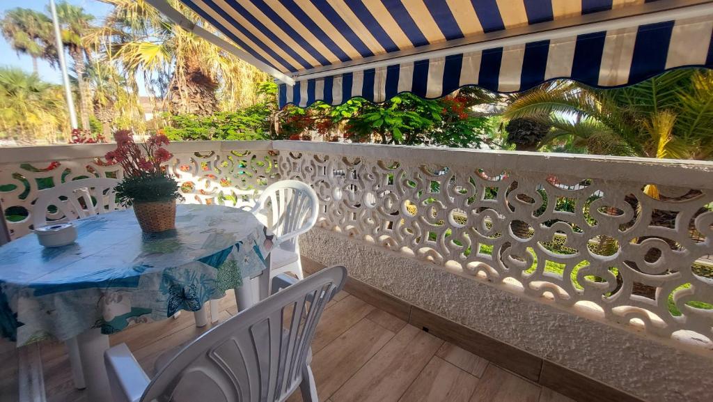 Balkón nebo terasa v ubytování Apartamento Margarita con piscina en Playa Honda, Playa las Américas