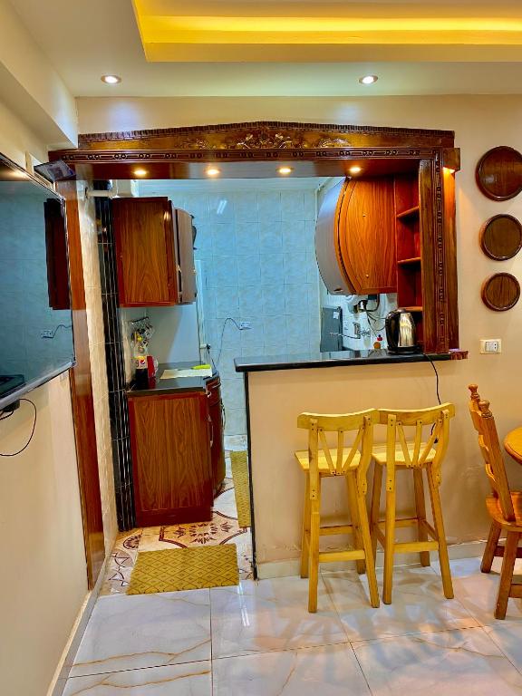 Kuchyň nebo kuchyňský kout v ubytování Comfort 2 steps Side Sea view serviced apartment near montaza palace and Easy access to all Sites è AC ,WIFI, Security